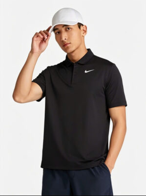 Hình ảnh người mẫu mặc áo polo tennis Nike màu trắng, form dáng Standard Fit ôm nhẹ tôn dáng thể thao.