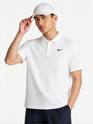 Hình ảnh người mẫu mặc áo polo tennis Nike màu trắng, form dáng Standard Fit ôm nhẹ tôn dáng thể thao.