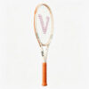 Vợt tennis Vot.io Edition phối màu kem vintage, cán cam, in stencil logo chữ V đỏ chuyên nghiệp trên mặt lưới.
