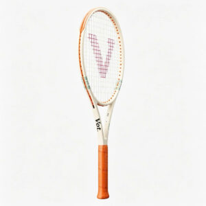 Vợt tennis Vot.io Edition phối màu kem vintage, cán cam, in stencil logo chữ V đỏ chuyên nghiệp trên mặt lưới.