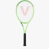 Vợt tennis chuyên nghiệp Wilson Blade V9 2024 màu xanh ngọc lục bảo in logo chữ V đỏ trên mặt lưới tại vot.io.vn.